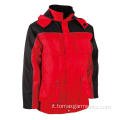 Rosso con giacca invernale nera